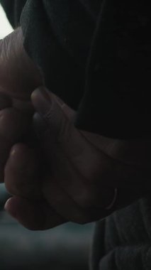 Yaşlı bir köylünün eli Köydeki Siluet 'e Taşındı.