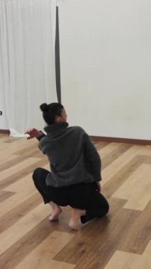 Bir Parke Odasında Dans Ederek Kendini İfade Etmek.