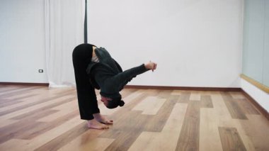 Sportif bir İtalyan kadın için dans sonrası gerginlik ve konsantrasyon havası..