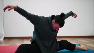 Kadın Salon Salonunda Tatami Mats Üzerinde Yeni Dans Hareketlerini Deniyor.