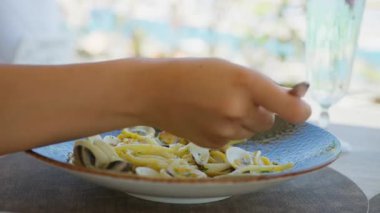 Resort 'taki gurme yemeğinden spagetti alan bir kadının nazikçe eli. . 