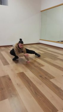 Kadın Salonda Dans Ediyor.