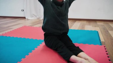 Kadın, konsantre bir ruh halinde dans için kaslarını çalıştırıyor..