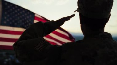 Amerikan Bayrak Anma Günü 'nün Önünde Bir Askerin Silüeti.