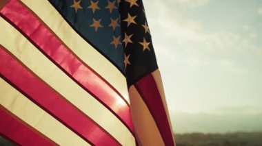 Amerikan Vatanseverliğin Bayrak Sembolü Gün Doğumu Gökyüzü Arkaplanıyla Duruyor.