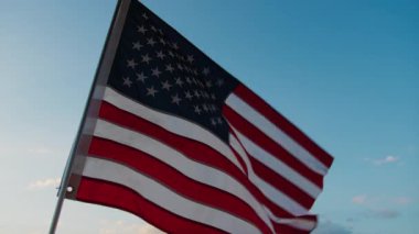 Gün batımından sonra gökyüzünde Amerikan Bayrağı dalgalanıyor.