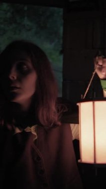 Bulutlu bir günde kırsalda pelerinli genç bir kadın..