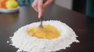 İtalyan Paskalya Pastası İçin Ev Yapımı Un ve Yumurta Hamuru.