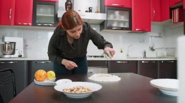 Genç Bir Kadın Yemek Pişirmek İçin Anında Maya Ölçüyor.