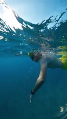 Mavi Okyanus Suyu 'nun yüzeyinde serbest yüzücü . 