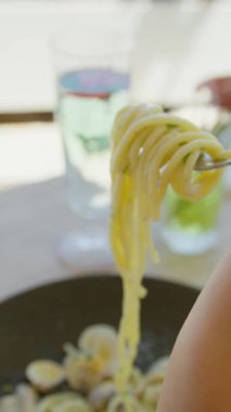 Çatallı spagetti havada asılı öğle yemeği için yenmeye hazır. . 