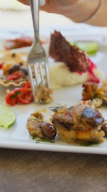 Sahildeki restoranda öğle yemeği için gurme deniz ürünleri aperatifi. . 