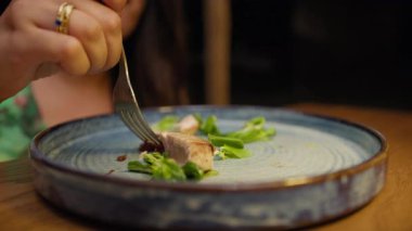 Yaz tatilinde bir gurme için soğan ve ton balığı karışımı. . 