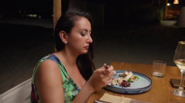 Restoranda nefis bir ton balığı yiyen bir kadın. . 