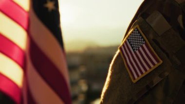 Amerikan Askerleri Anma Günü 'nde Amerikan Bayrağına Bakıyor.