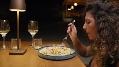 Yazın tatil köyünde ahşap bir masada gurme spagetti yemeği. . 