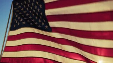 Anma Günü 'nde Amerikan Bayrağı Gün Batımında Dalgalanıyor.