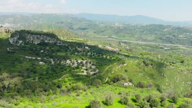 İtalya 'nın Calabria kentindeki Doğa Tepeleri ve Dağları' nın üzerinde akan Bulutların Gölgeleri.