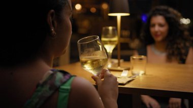 Restorandaki bardaktan şarap kokan kadın. .