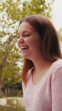 Doğada farklı yüz ifadeleri yapan bir kız..