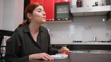 Kadınların tadı güzel. Tipik bir İtalyan tatlısı. Masada oturuyor..