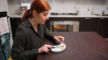 Kadın Tipik Küçük Calabrese Pastası Yiyor.