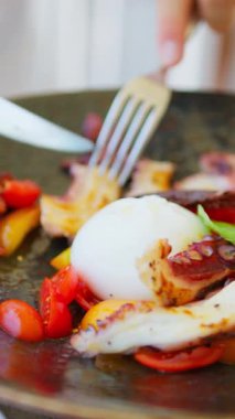 Öğlen yemeğinde Mozzarella ve Octopus 'u birleştiren gurme tabağı. .