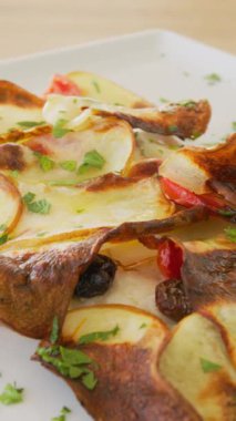 Patates Domates ve Zeytinler Gurme Tabağını Besteliyor . 