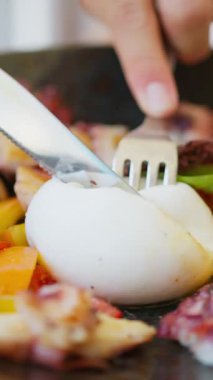 Çatal ve Bıçak Balık Tabağı 'nın ortasında Mozzarella' yı ikiye bölüyor. . 