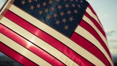 Anma Günü ve Tatilde Amerikan Bayrağı Dalgaları.