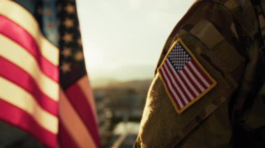 Anma Günü Sunset 'te Amerikan Bayrağının Önündeki Asker.