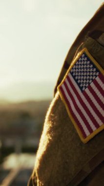 Anma Günü Sunset 'te Amerikan Bayrağının Önündeki Asker.
