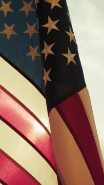 Amerikan Vatanseverliğin Bayrak Sembolü Gün Doğumu Gökyüzü Arkaplanıyla Duruyor.