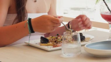 Spagetti toplayan bir kadının detayları. . 