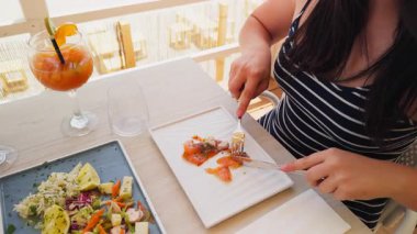 Bir dilim somon kesen kadın. . 