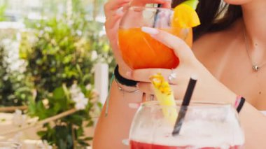 Genç Bir Kadın İçin Turuncu Meyve Kokteyli .