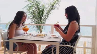 Küçük sohbetler ve İtalya 'daki tatil köyünde kokteyllerle rahatlamak..