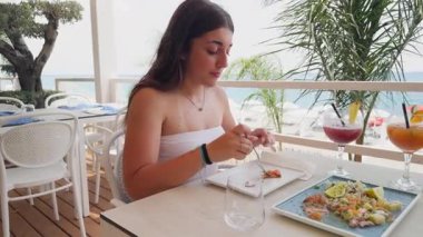 Bir parça somon yiyen kadın. . 