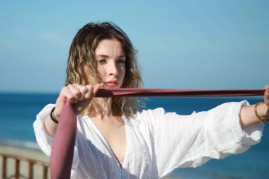 Genç Kadın Dışarıda Elastik Spor Salonu 'nda Kas Çalışıyor .