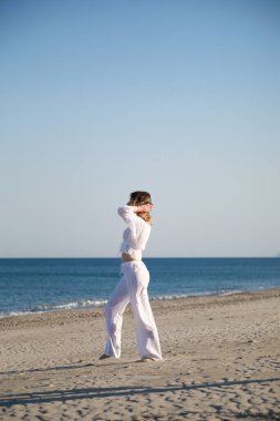 Sicilya Sahilinde Beyaz Gömlekli Genç Kadın Dans Ediyor 