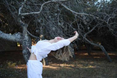 Bir dansçı kızın kolları ısınmadan önce hareket eder 