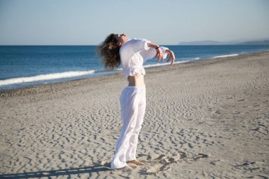 Sicilya Sahilinde Beyaz Gömlekli Genç Kadın Dans Ediyor 