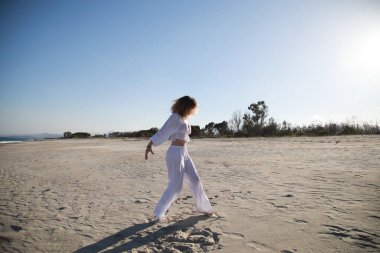 Kadınlar bale çalışıyor Okyanus kıyısında kumsalda dans ediyor