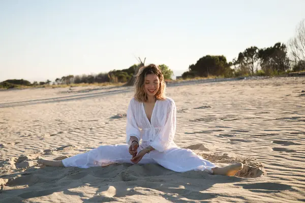 Sicilya Sahilinde Beyaz Gömlekli Genç Kadın Dans Ediyor 