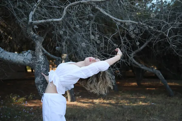 Bir dansçı kızın kolları ısınmadan önce hareket eder 