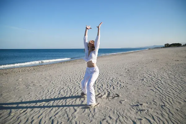 Genç İtalyan Kadın Yazın Okyanus kenarında Sahilde Dans Ediyor .