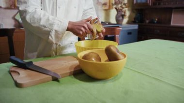 Aşçı Asistanı Olmanın ve Hizmetten Önce Patates Soymanın Alçakgönüllülüğü.