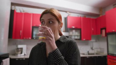 Kadınlar akşamları vitaminler için taze portakal suyu içer..