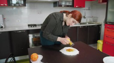 Paskalya Pastası Hamuru İçin Taze Limon Tadına Bakıyor.