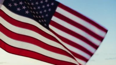 Anma Günü Kutlamalarında Amerika Birleşik Devletleri Bayrağı Dalgalanıyor.
